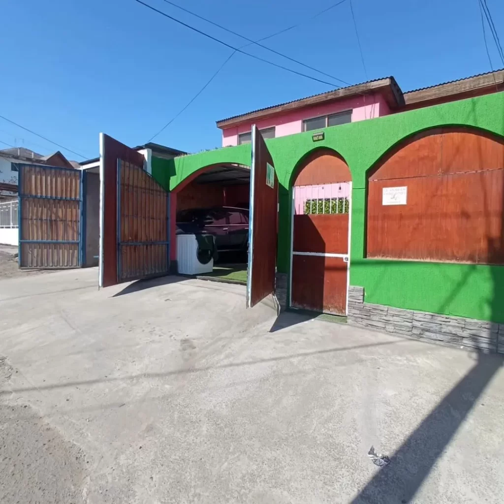 Se vende amplia casa en calle Paraguay en $190.000.000 Locomoción a la puerta, Cerca de colegios, liceos, supermercados.